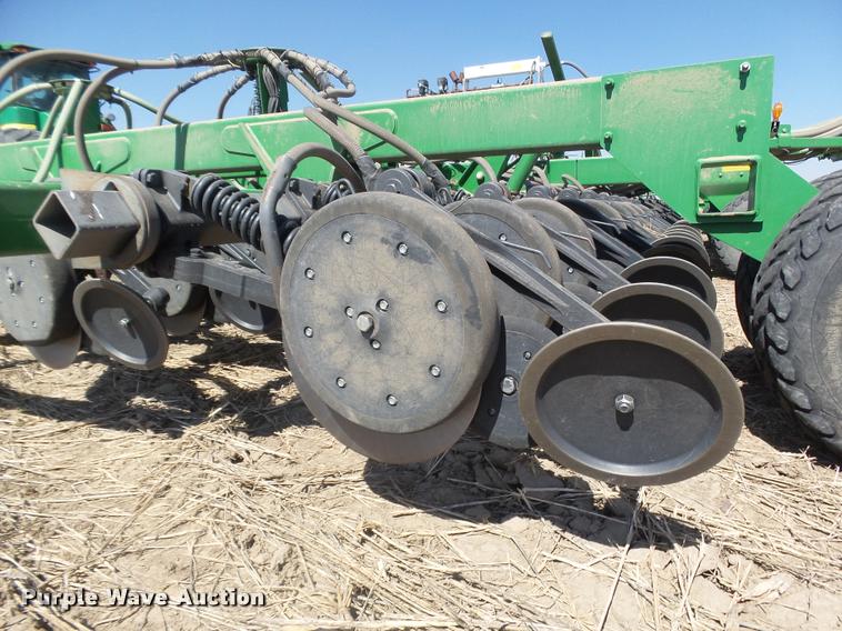 image for item DA4640 2006 John Deere 1895 42' air seeder with John Deere 1910 air commodity cart