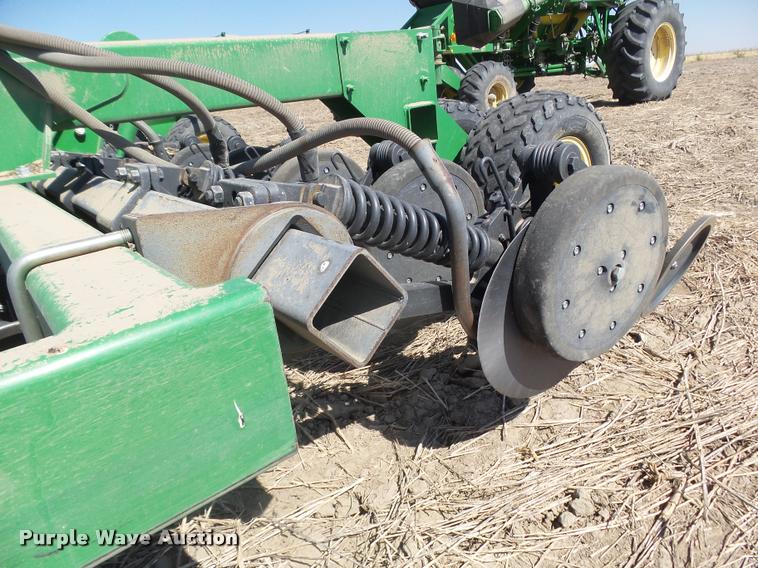 image for item DA4640 2006 John Deere 1895 42' air seeder with John Deere 1910 air commodity cart