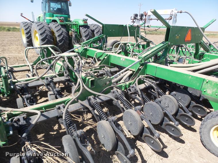 image for item DA4640 2006 John Deere 1895 42' air seeder with John Deere 1910 air commodity cart