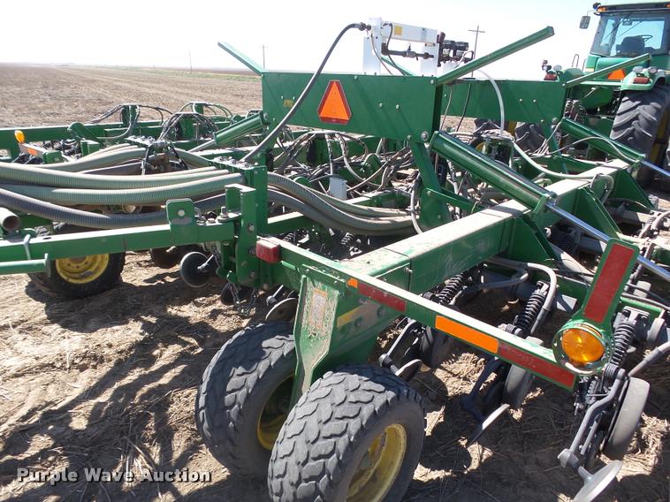 image for item DA4640 2006 John Deere 1895 42' air seeder with John Deere 1910 air commodity cart