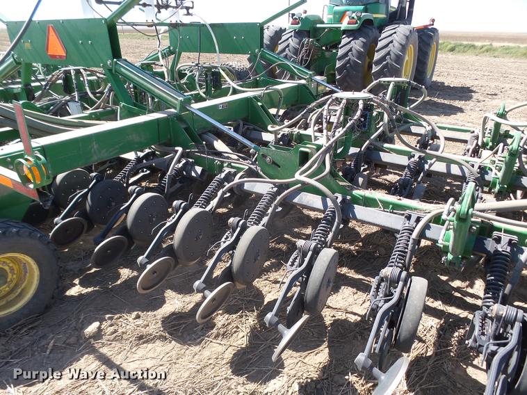 image for item DA4640 2006 John Deere 1895 42' air seeder with John Deere 1910 air commodity cart