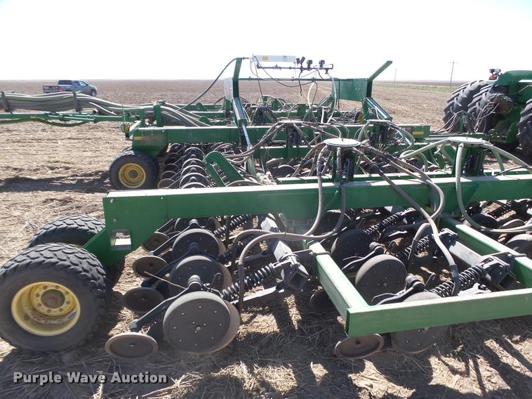 image for item DA4640 2006 John Deere 1895 42' air seeder with John Deere 1910 air commodity cart
