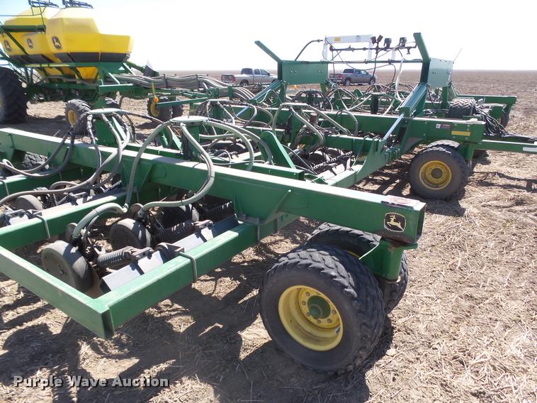 image for item DA4640 2006 John Deere 1895 42' air seeder with John Deere 1910 air commodity cart