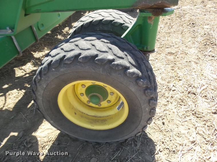 image for item DA4640 2006 John Deere 1895 42' air seeder with John Deere 1910 air commodity cart