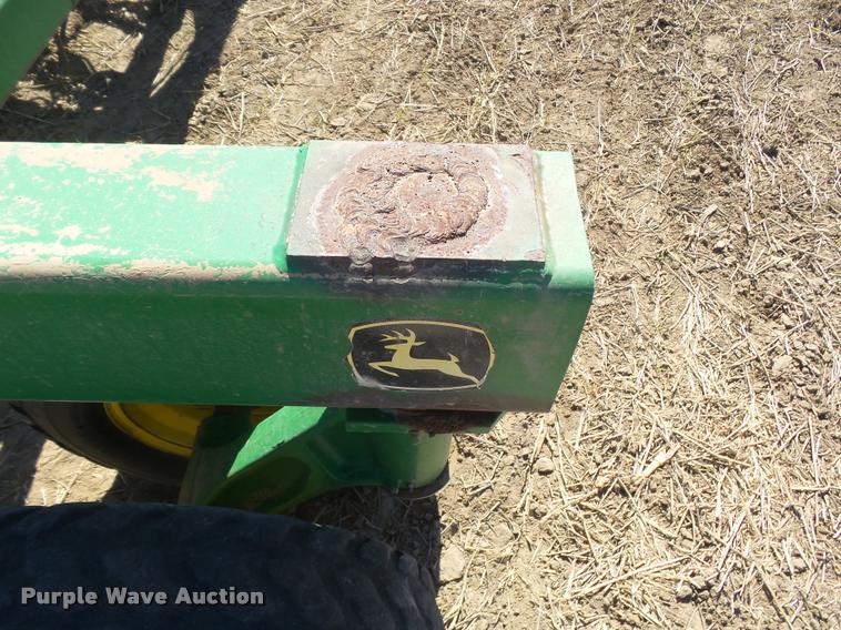 image for item DA4640 2006 John Deere 1895 42' air seeder with John Deere 1910 air commodity cart