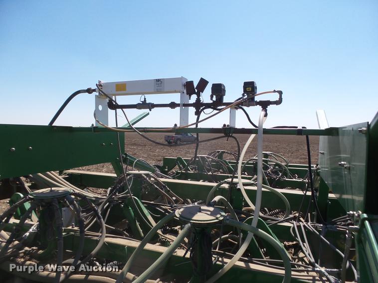 image for item DA4640 2006 John Deere 1895 42' air seeder with John Deere 1910 air commodity cart
