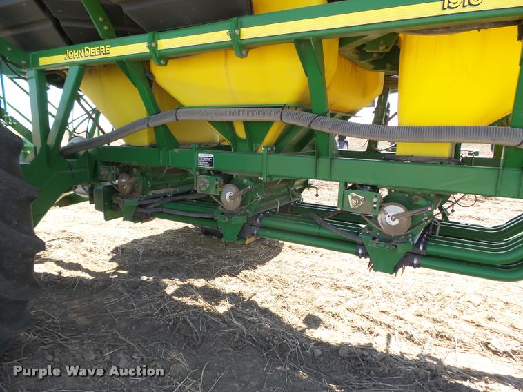 image for item DA4640 2006 John Deere 1895 42' air seeder with John Deere 1910 air commodity cart