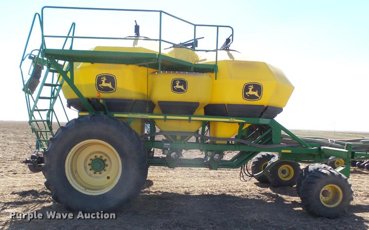 image for item DA4640 2006 John Deere 1895 42' air seeder with John Deere 1910 air commodity cart