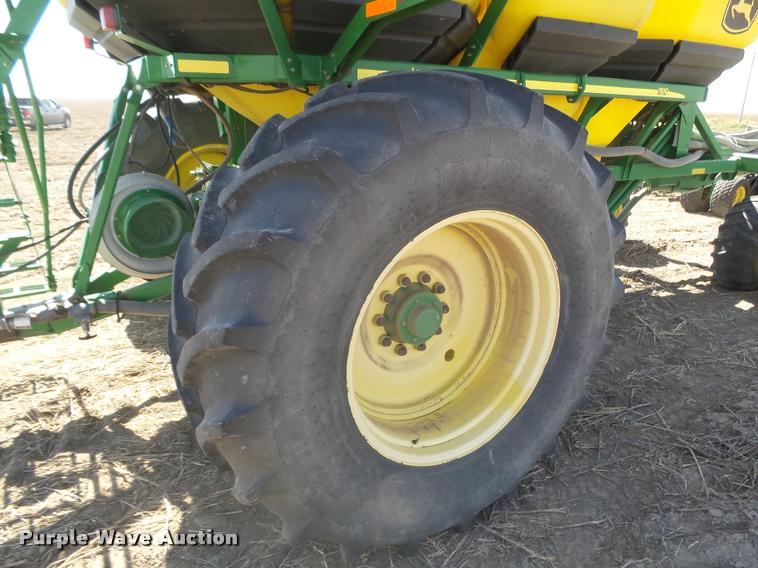 image for item DA4640 2006 John Deere 1895 42' air seeder with John Deere 1910 air commodity cart