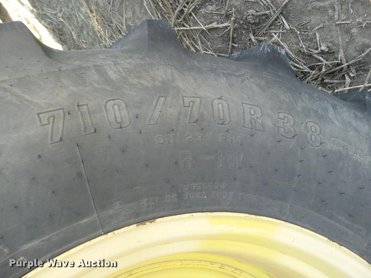 image for item DA4640 2006 John Deere 1895 42' air seeder with John Deere 1910 air commodity cart