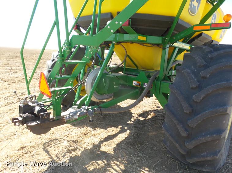 image for item DA4640 2006 John Deere 1895 42' air seeder with John Deere 1910 air commodity cart