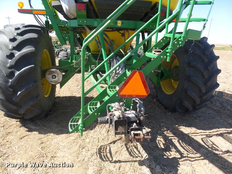 image for item DA4640 2006 John Deere 1895 42' air seeder with John Deere 1910 air commodity cart