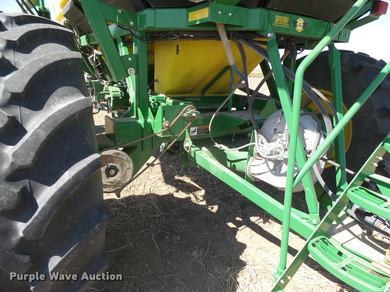 image for item DA4640 2006 John Deere 1895 42' air seeder with John Deere 1910 air commodity cart
