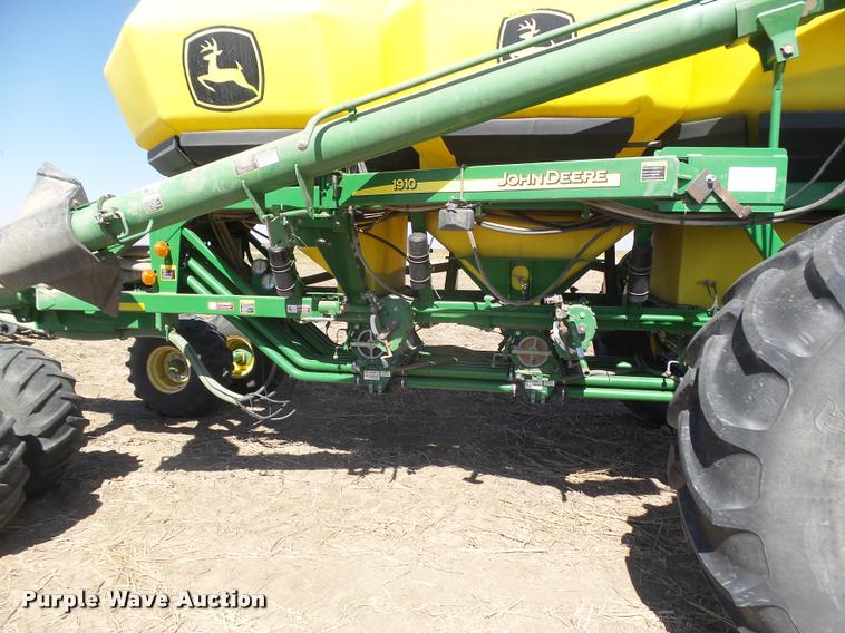 image for item DA4640 2006 John Deere 1895 42' air seeder with John Deere 1910 air commodity cart