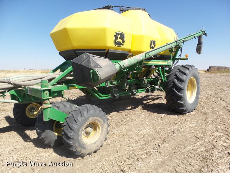image for item DA4640 2006 John Deere 1895 42' air seeder with John Deere 1910 air commodity cart