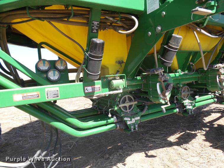 image for item DA4640 2006 John Deere 1895 42' air seeder with John Deere 1910 air commodity cart