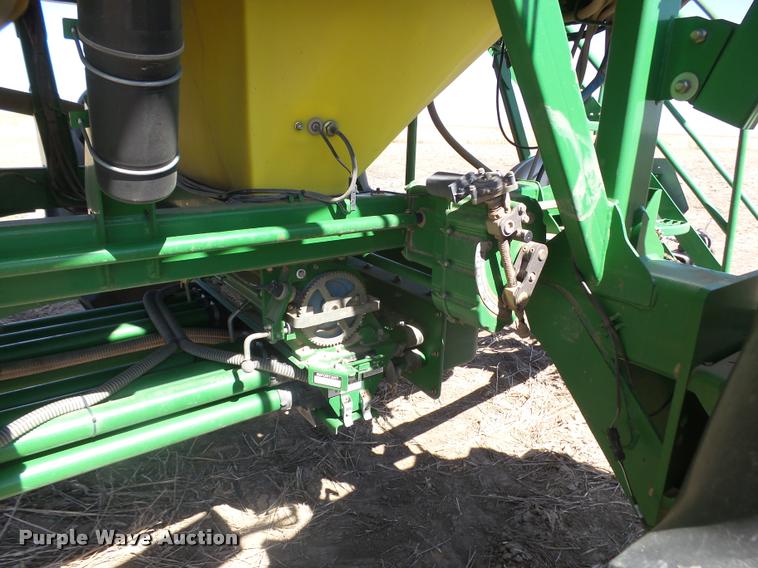 image for item DA4640 2006 John Deere 1895 42' air seeder with John Deere 1910 air commodity cart