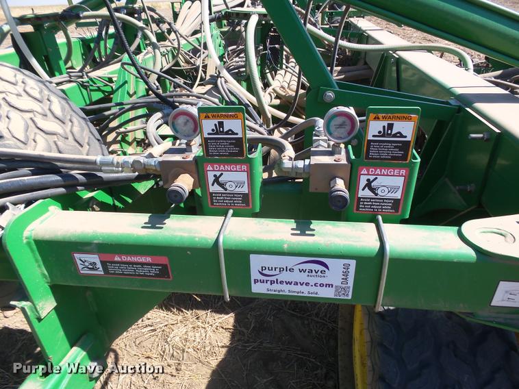 image for item DA4640 2006 John Deere 1895 42' air seeder with John Deere 1910 air commodity cart
