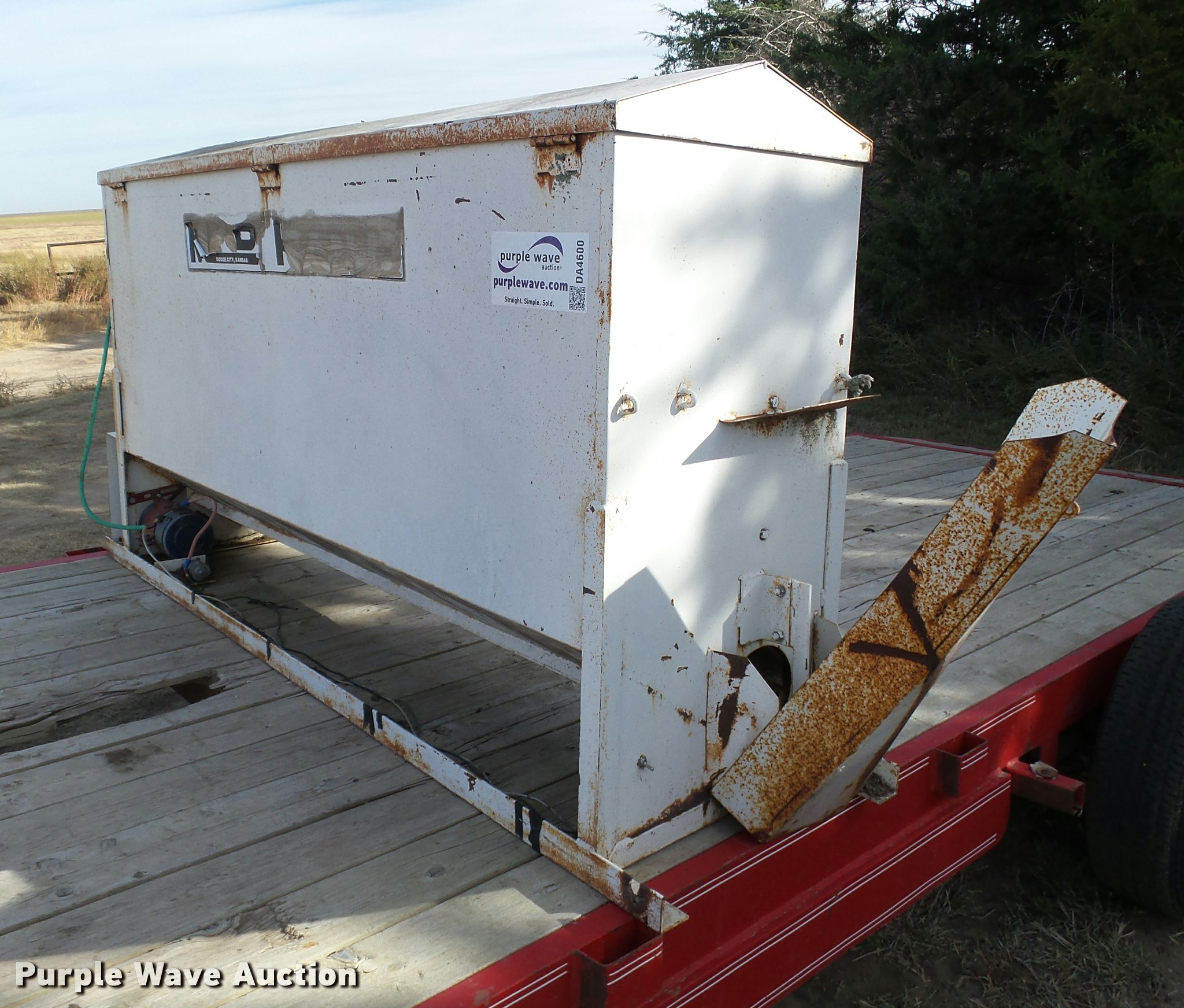 MyD HandD cake feeder in Kendall, KS Item DA4600 sold Purple Wave