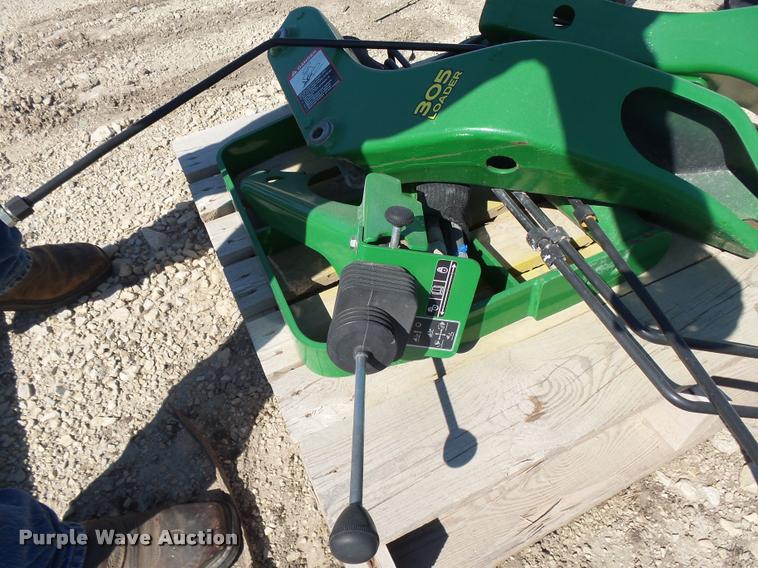 image for item BU9776 John Deere 305 loader