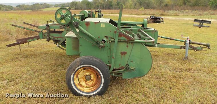image for item BV9373 John Deere 14T small square baler