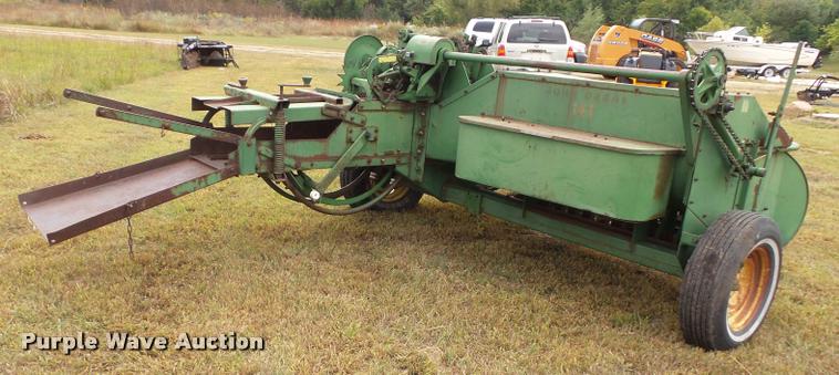 image for item BV9373 John Deere 14T small square baler