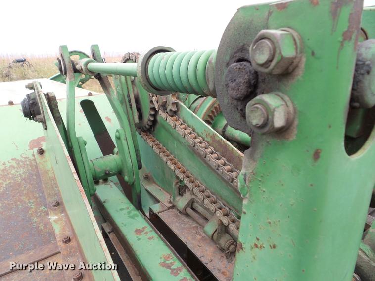 image for item BV9373 John Deere 14T small square baler