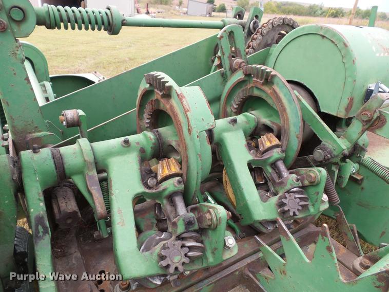image for item BV9373 John Deere 14T small square baler