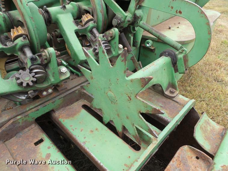 image for item BV9373 John Deere 14T small square baler