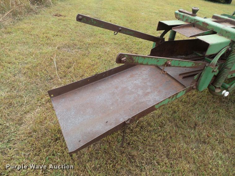 image for item BV9373 John Deere 14T small square baler