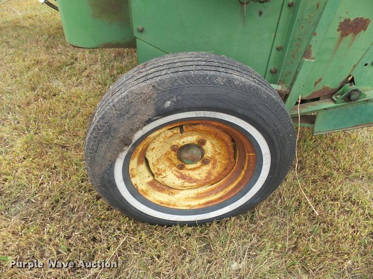image for item BV9373 John Deere 14T small square baler