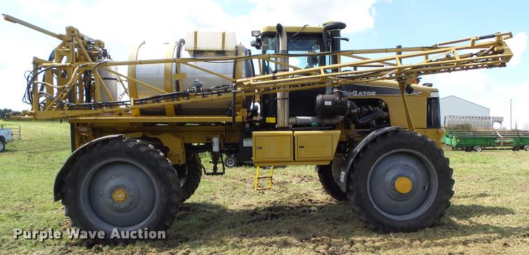 image for item BZ9820 2004 Ag-Chem RoGator 1264 self-propelled sprayer