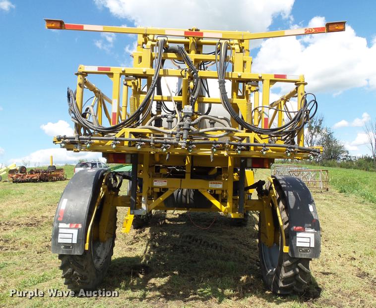 image for item BZ9820 2004 Ag-Chem RoGator 1264 self-propelled sprayer