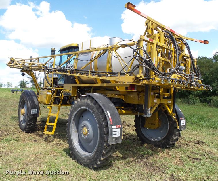 image for item BZ9820 2004 Ag-Chem RoGator 1264 self-propelled sprayer