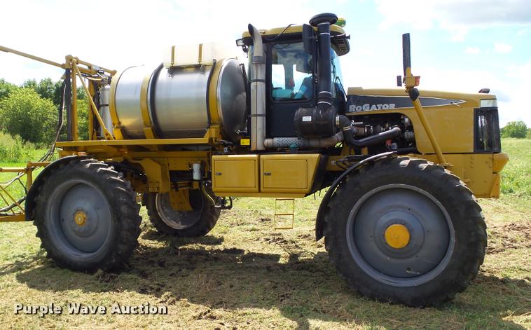 image for item BZ9820 2004 Ag-Chem RoGator 1264 self-propelled sprayer