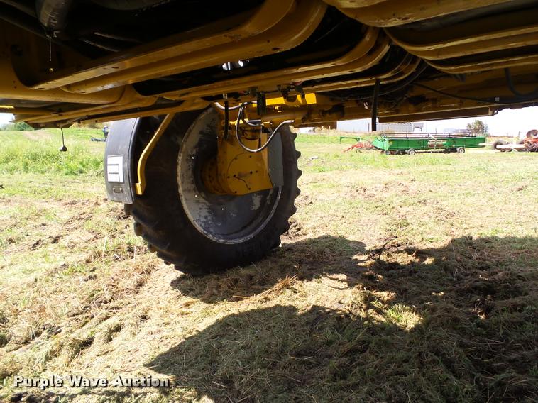 image for item BZ9820 2004 Ag-Chem RoGator 1264 self-propelled sprayer