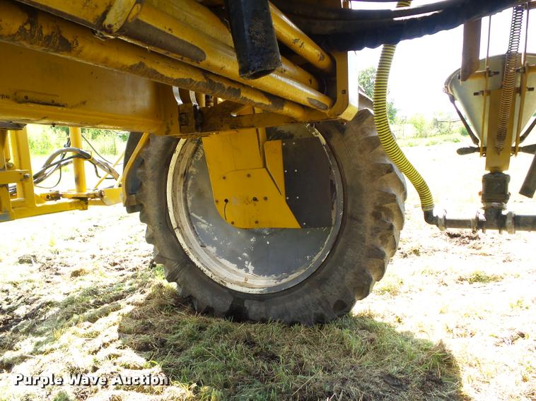 image for item BZ9820 2004 Ag-Chem RoGator 1264 self-propelled sprayer