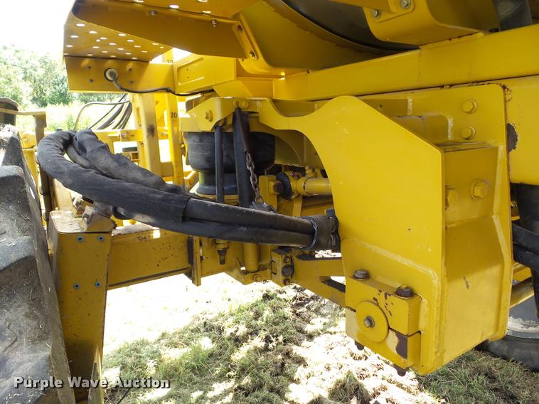 image for item BZ9820 2004 Ag-Chem RoGator 1264 self-propelled sprayer