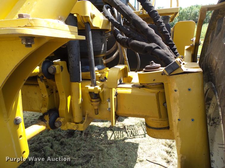 image for item BZ9820 2004 Ag-Chem RoGator 1264 self-propelled sprayer