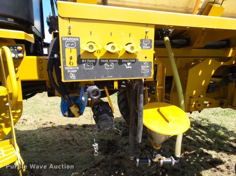 image for item BZ9820 2004 Ag-Chem RoGator 1264 self-propelled sprayer