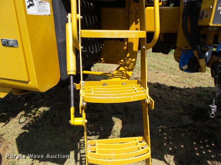 image for item BZ9820 2004 Ag-Chem RoGator 1264 self-propelled sprayer