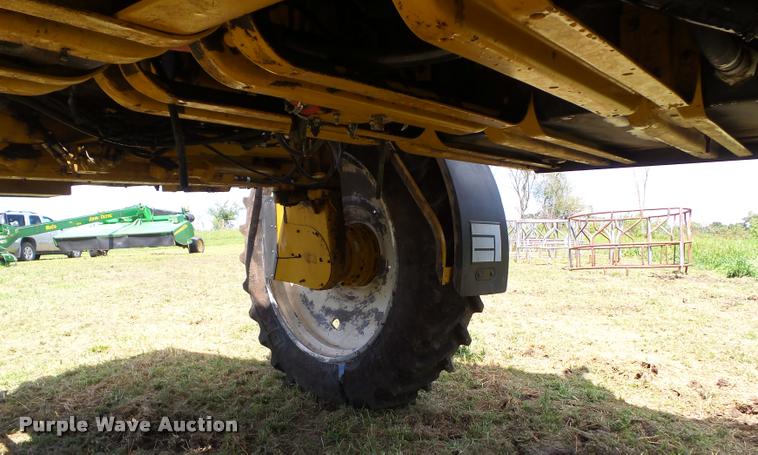 image for item BZ9820 2004 Ag-Chem RoGator 1264 self-propelled sprayer