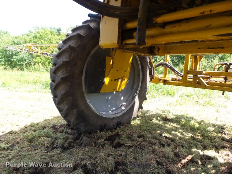 image for item BZ9820 2004 Ag-Chem RoGator 1264 self-propelled sprayer