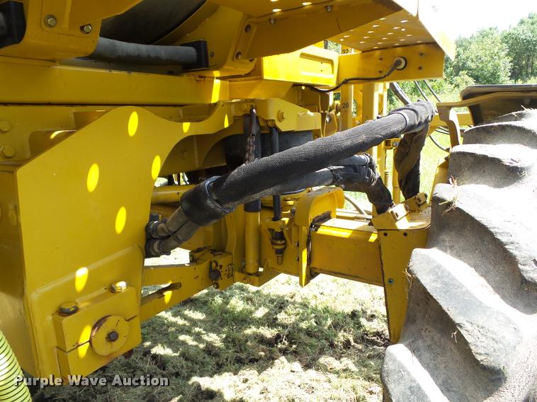 image for item BZ9820 2004 Ag-Chem RoGator 1264 self-propelled sprayer