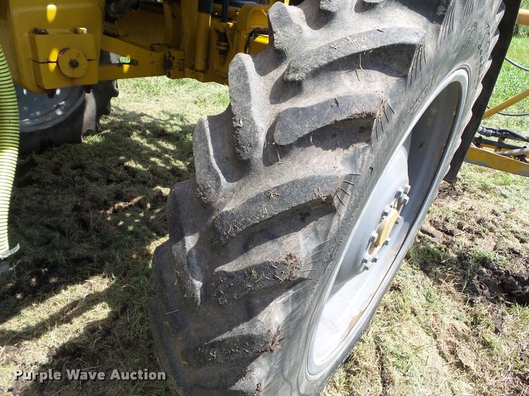 image for item BZ9820 2004 Ag-Chem RoGator 1264 self-propelled sprayer