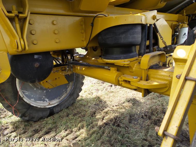image for item BZ9820 2004 Ag-Chem RoGator 1264 self-propelled sprayer