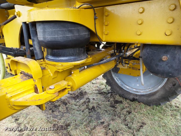 image for item BZ9820 2004 Ag-Chem RoGator 1264 self-propelled sprayer