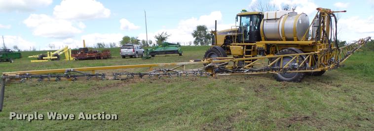 image for item BZ9820 2004 Ag-Chem RoGator 1264 self-propelled sprayer