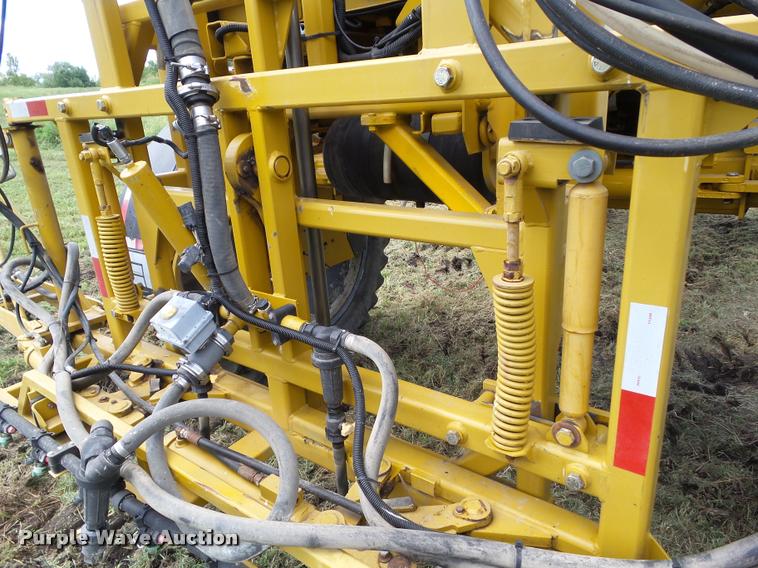 image for item BZ9820 2004 Ag-Chem RoGator 1264 self-propelled sprayer