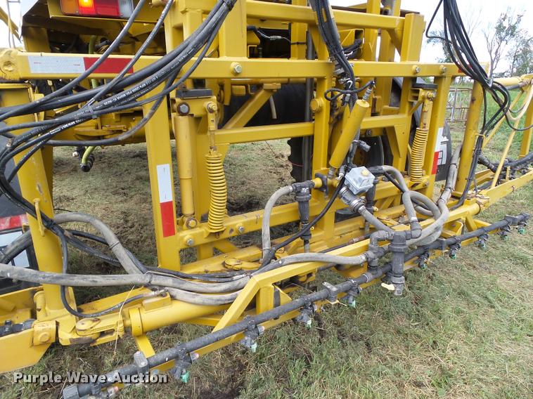 image for item BZ9820 2004 Ag-Chem RoGator 1264 self-propelled sprayer